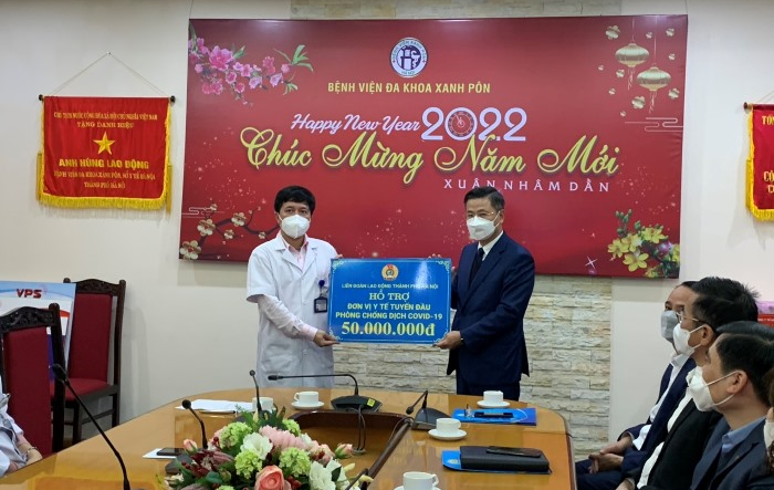 Chủ tịch LĐLĐ Thành phố thăm, trao quà hỗ trợ 4 đơn vị y tế dịp Tết Nguyên đán Nhâm Dần 