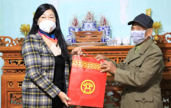 Chủ tịch Uỷ ban MTTQ Việt Nam Thành phố thăm, tặng quà gia đình chính sách của thị xã Sơn Tây