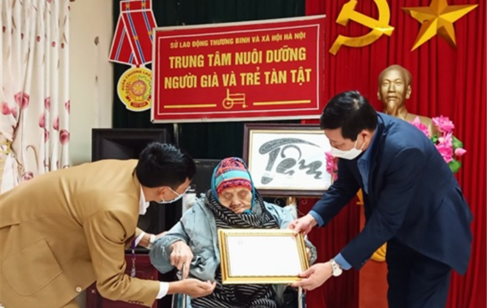 Lãnh đạo Sở Lao động – Thương binh và Xã hội Hà Nội trao Thiếp mừng người cao tuổi trên địa bàn Thành phố 
