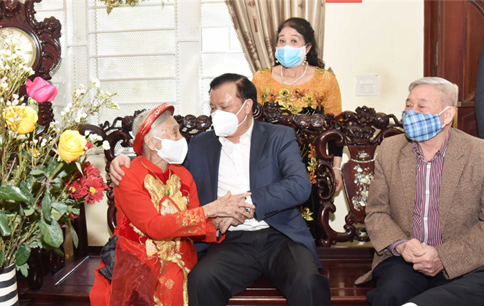 Đồng chí Đinh Tiến Dũng thăm, tặng quà, chúc Tết công nhân, gia đình chính sách, hộ nghèo