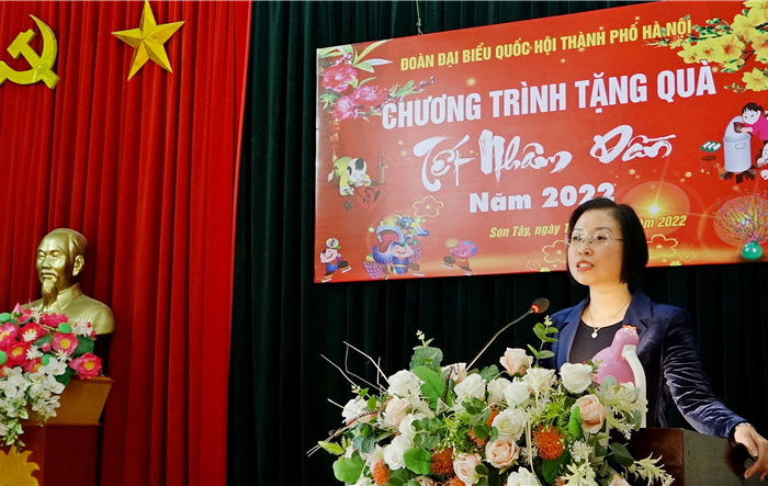 Đoàn đại biểu Quốc hội Thành phố thăm, tặng quà Tết đối tượng chính sách, hộ có hoàn cảnh khó khăn tại thị xã Sơn Tây