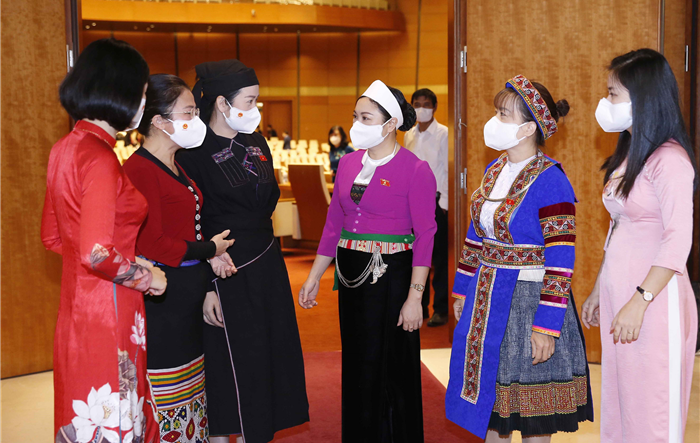 Vận dụng tư tưởng Hồ Chí Minh, thực hiện đường lối, chủ trương của Đảng, Quốc hội nêu cao vai trò, trách nhiệm chăm lo công tác xây dựng văn hóa, con người Việt Nam đáp ứng yêu cầu phát triển đất nước nhanh và bền vững