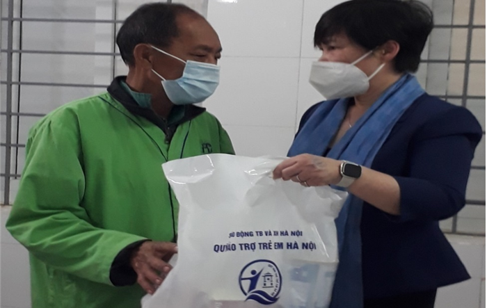 Lãnh đạo Sở Lao động – Thương binh và Xã hội Hà Nội thăm hỏi và hỗ trợ trẻ em nghi bị bạo hành