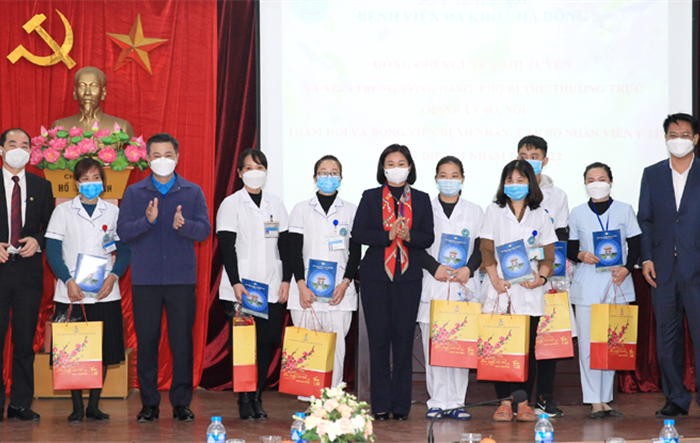 Phó Bí thư Thường trực Thành ủy Nguyễn Thị Tuyến thăm, tặng quà Tết công nhân lao động và nhân viên y tế