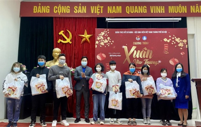 Chương trình “Xuân yêu thương” năm 2022, tặng quà cán bộ Đoàn - Hội, sinh viên có hoàn cảnh khó khăn