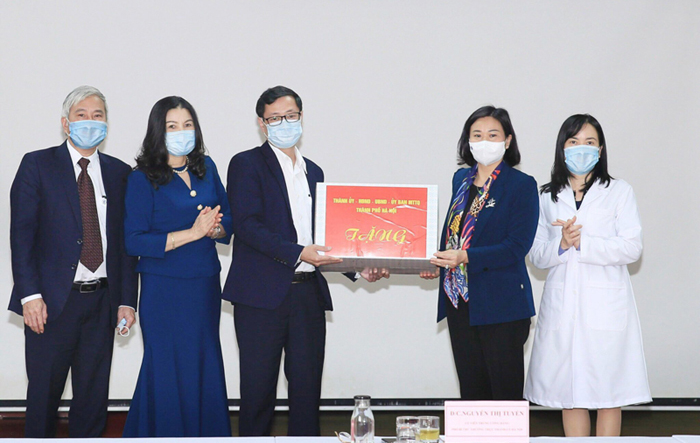 Phó Bí thư Thường trực Thành ủy Nguyễn Thị Tuyến thăm, động viên Trung tâm Kiểm soát bệnh tật Hà Nội