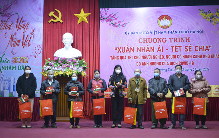 Chương trình “Xuân nhân ái - Tết sẻ chia” trao tặng quà Tết cho người nghèo, người có hoàn cảnh khó khăn