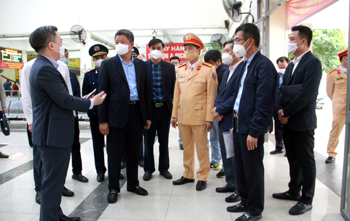 Phó Chủ tịch UBND Thành phố Nguyễn Mạnh Quyền kiểm tra hoạt động vận tải hành khách phục vụ Tết Nguyên đán Nhâm Dần 2022 
