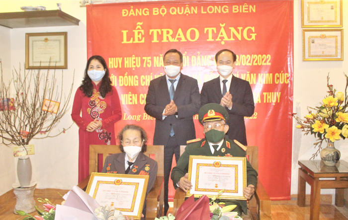 Phó Bí thư Thành ủy Nguyễn Văn Phong trao  Huy hiệu 75 năm tuổi đảng cho các đảng viên lão thành