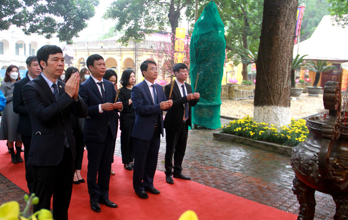 Lãnh đạo Đảng ủy Khối các cơ quan Thành phố dâng hương tại Hoàng Thành Thăng Long