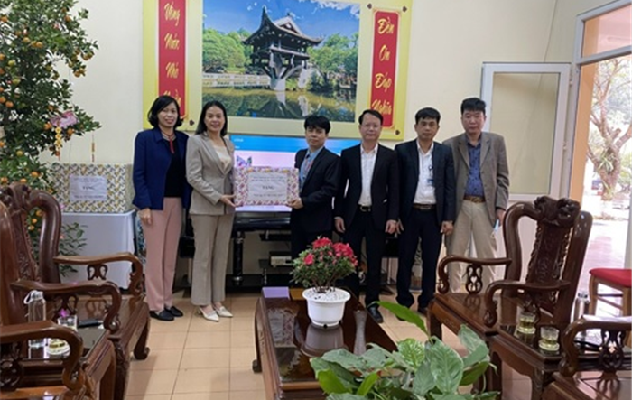 Lãnh đạo Sở Lao động – Thương binh và Xã hội thăm, tặng quà Trung tâm Chăm sóc nuôi dưỡng và Điều trị nạn nhân bị nhiễm chất độc da cam/Đioxin