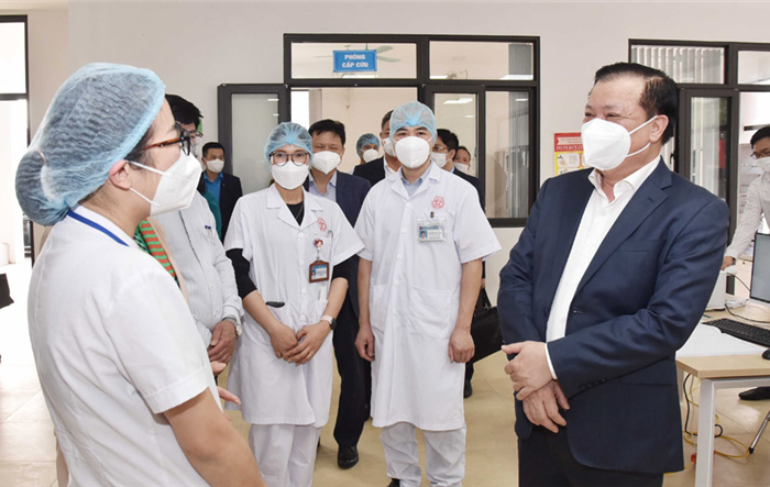 Bí thư Thành uỷ Đinh Tiến Dũng tặng quà công nhân khó khăn, động viên nhân viên y tế trực Tết 