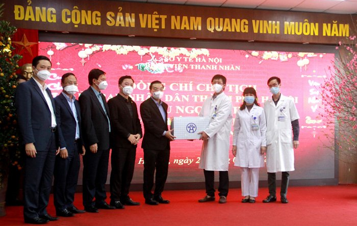 Chủ tịch UBND thành phố Hà Nội thăm, chúc Tết lực lượng tuyến đầu chống dịch