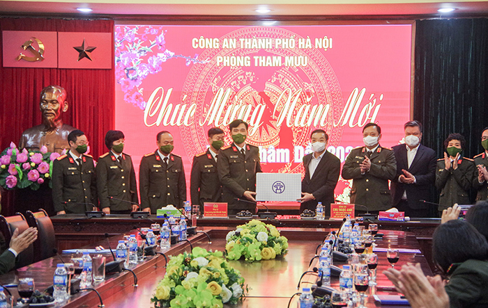 Chủ tịch UBND Thành phố thăm, chúc tết cán bộ, chiến sĩ Công an Thành phố 