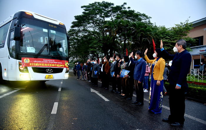 Lãnh đạo Thành phố tiễn công nhân về quê ăn Tết