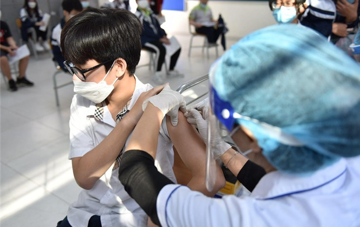 Thúc đẩy quyết liệt việc tiêm vắc xin phòng Covid-19, bảo đảm an toàn, hiệu quả