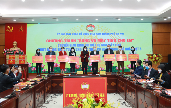 Uỷ ban MTTQ Việt Nam Thành phố trao tặng máy tính cho học sinh có hoàn cảnh khó khăn