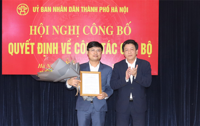 Trao Quyết định bổ nhiệm Giám đốc Ban Quản lý dự án đầu tư xây dựng công trình giao thông thành phố Hà Nội