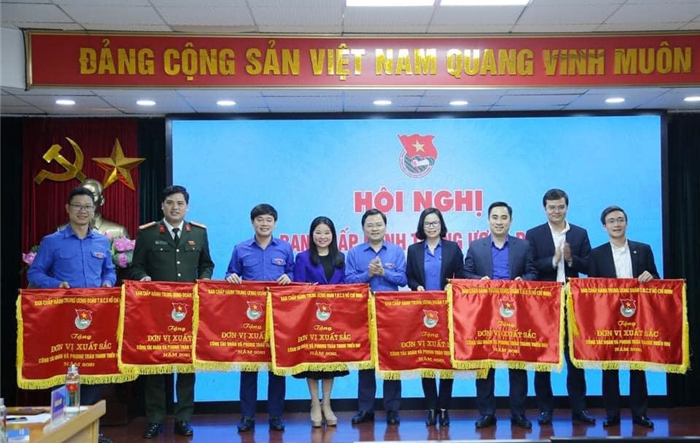 Thành đoàn Hà Nội nhận Cờ thi đua xuất sắc của Trung ương Đoàn TNCS Hồ Chí Minh