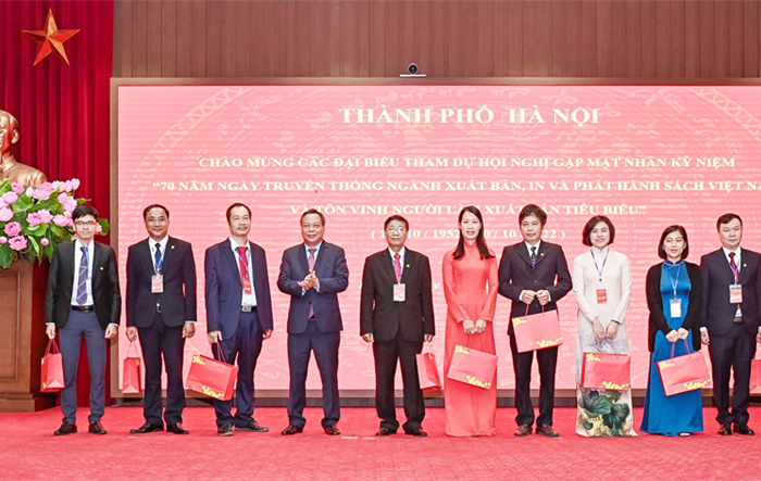 Tiếp thu văn hóa, tri thức nhân loại để xây dựng  và bảo vệ Tổ quốc