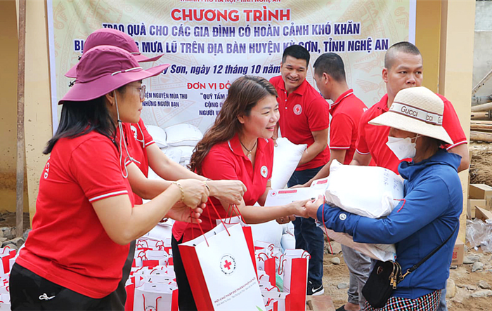 Hội Chữ thập đỏ thành phố Hà Nội trao 100 suất quà tặng người dân bị ảnh hưởng bởi mưa lũ tại tỉnh Nghệ An