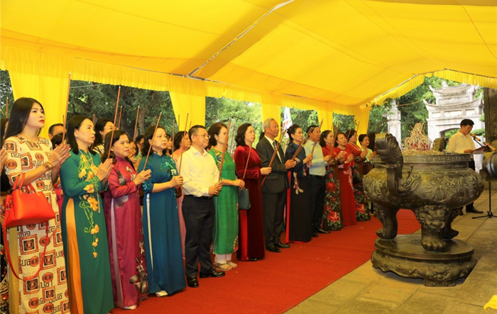 Câu lạc bộ Phụ nữ với di sản dâng hương tại đền Hai Bà Trưng, huyện Mê Linh