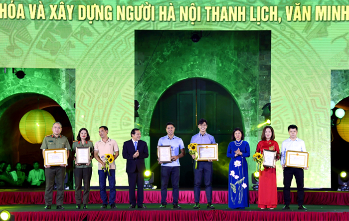 Trao Giải báo chí về Phát triển văn hóa và xây dựng người Hà Nội thanh lịch, văn minh lần thứ V - năm 2022