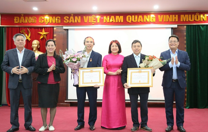 Đảng ủy cơ quan Sở Thông tin và Truyền thông trao Huy hiệu 30 năm tuổi Đảng cho 2 đảng viên