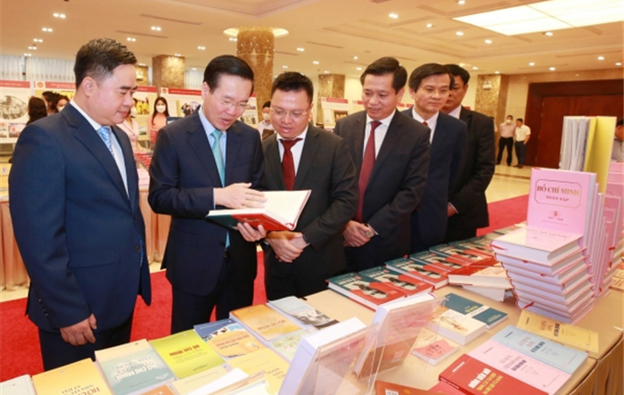 Vận dụng quan điểm Hồ Chí Minh về giáo dục đạo đức vào nâng cao đạo đức cách mạng hiện nay