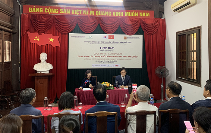 Thi viết danh ngôn của Chủ tịch Hồ Chí Minh trên thư pháp Hàn Quốc