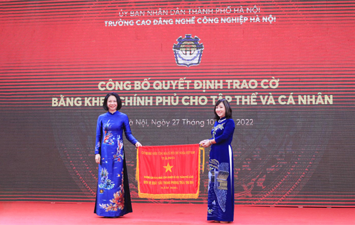 Trường Cao đẳng nghề Công nghiệp Hà Nội đón nhận Bằng khen của Thủ tướng Chính phủ 