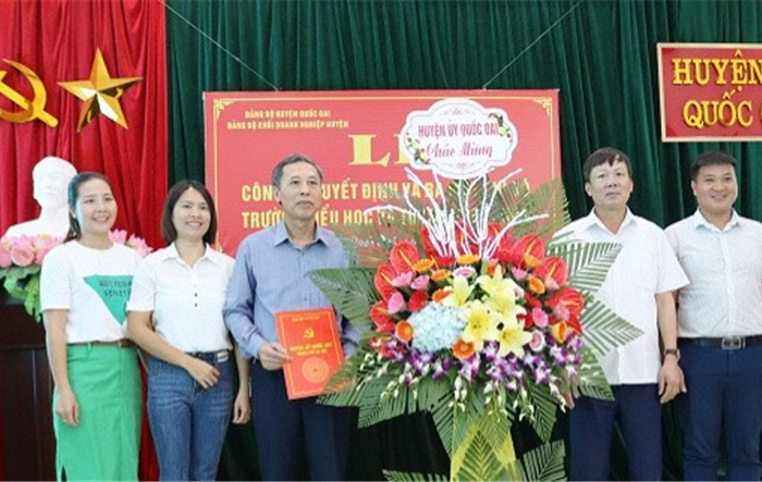 Lễ công bố quyết định thành lập Chi bộ Trường tiểu học và THCS Spring Hill