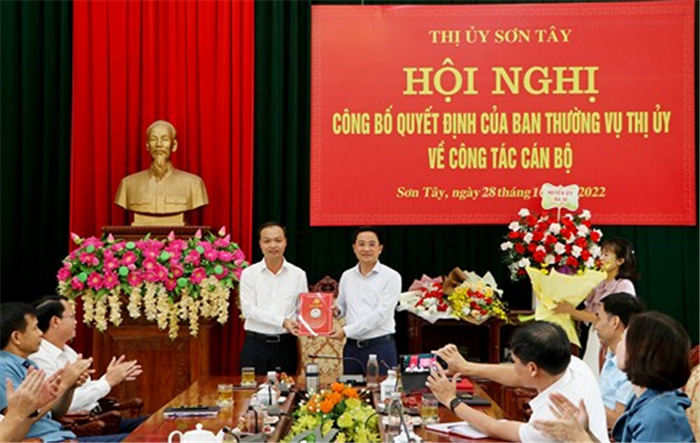 Thị ủy Sơn Tây trao quyết định bổ nhiệm Chánh Văn phòng Thị ủy
