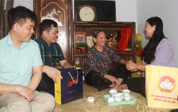 Chủ tịch Ủy ban Mặt trận Tổ quốc Việt Nam thành phố Nguyễn Lan Hương tặng quà người cao tuổi