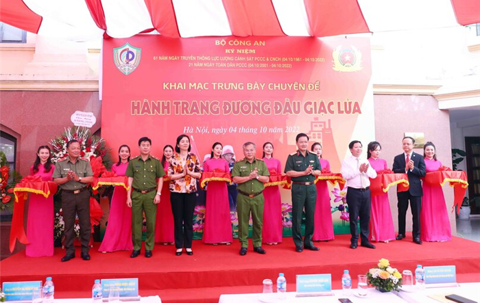 Khai mạc triển lãm ''Hành trang đương đầu giặc lửa''