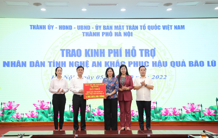 Thủ đô Hà Nội trao 03 tỷ đồng hỗ trợ tỉnh Nghệ An khắc phục hậu quả mưa lũ