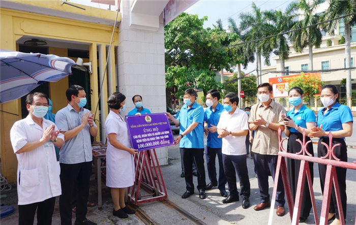 Liên đoàn Lao động thành phố Hà Nội hỗ trợ công nhân lao động tỉnh Nghệ An bị ảnh hưởng bởi bão lũ 100 triệu đồng