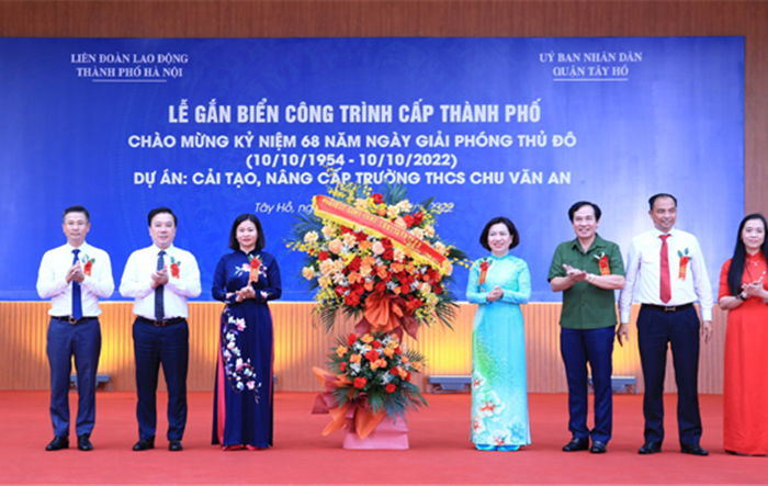 Quận Tây Hồ gắn biển công trình chào mừng kỷ niệm 68 năm Ngày Giải phóng Thủ đô
