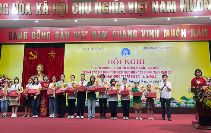 Biểu dương trẻ em gái chăm ngoan, học giỏi trong các gia đình tiêu biểu thực hiện tốt chính sách dân số nhân