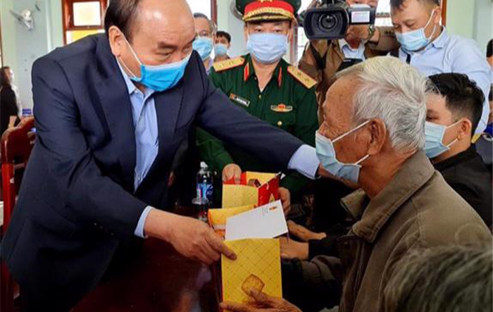 Trình Chủ tịch nước tặng quà cho người có công dịp Tết Quý Mão 2023