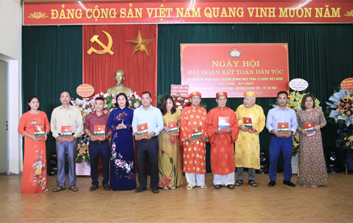 Phó Bí thư Thường trực Thành ủy Nguyễn Thị Tuyến chung vui Ngày hội Đại đoàn kết toàn dân tộc tại huyện Thanh Trì