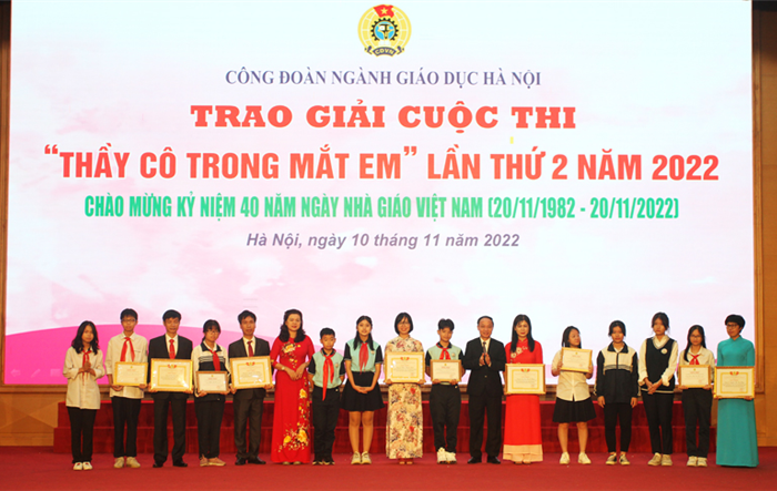 Thành phố Hà Nội trao giải cuộc thi Thầy cô trong mắt em năm 2022