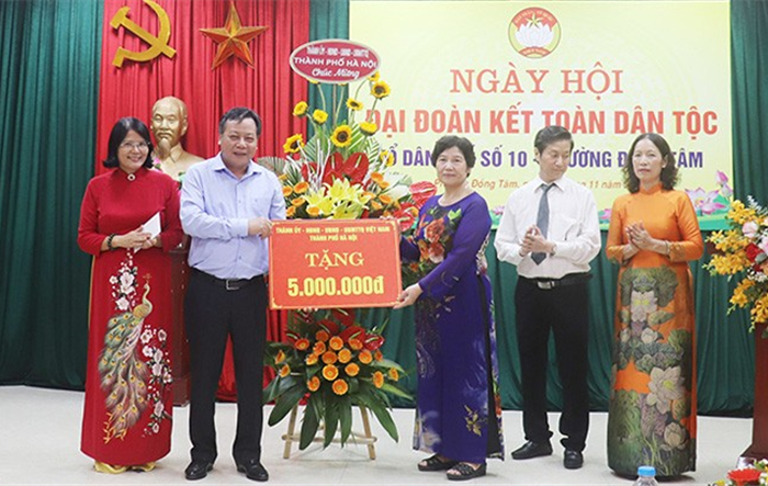 Phó Bí thư Thành ủy Hà Nội Nguyễn Văn Phong dự  Ngày hội Đại đoàn kết toàn dân quận Hai Bà Trưng