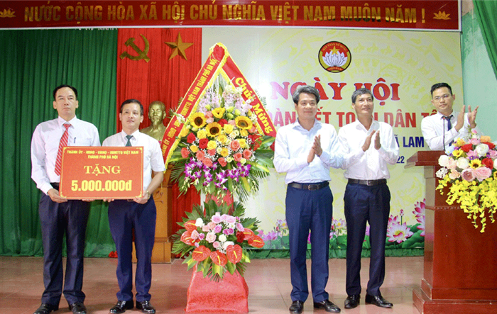 Trưởng ban Nội chính Thành ủy dự Ngày hội Đại đoàn kết toàn dân tộc tại thôn Duyên Ứng, xã Lam Điền