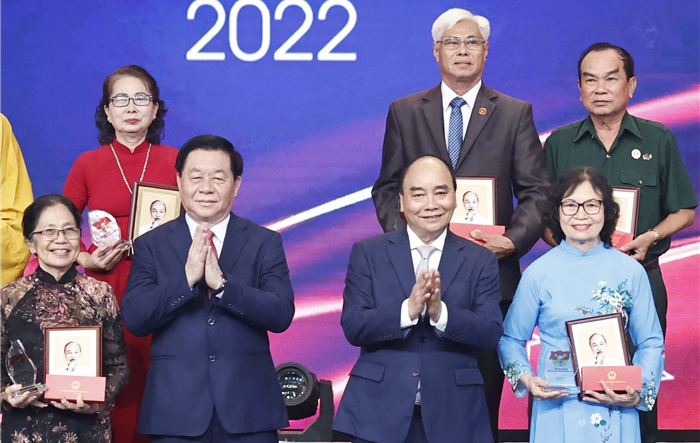 Để việc học tập, làm theo tư tưởng, đạo đức, phong cách Hồ Chí Minh ngày càng thấm sâu, nhân lên những tấm gương, việc làm tốt đẹp trong đời sống xã hội