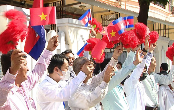 Như dòng Mê Công cuộn chảy về biển lớn