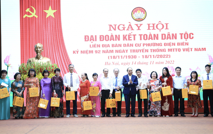 Chủ tịch nước Nguyễn Xuân Phúc dự Ngày hội Đại đoàn kết toàn dân tộc tại phường Điện Biên, quận Ba Đình
