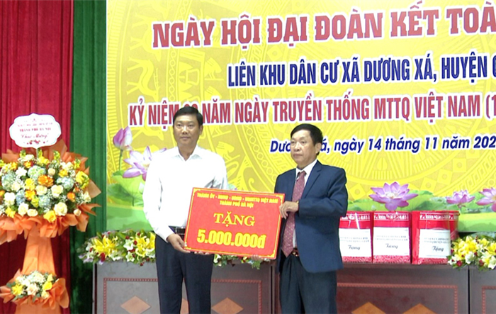 Trưởng ban Dân vận Thành uỷ dự Ngày hội Đại đoàn kết toàn dân tộc tại xã Dương Xá, huyện Gia Lâm