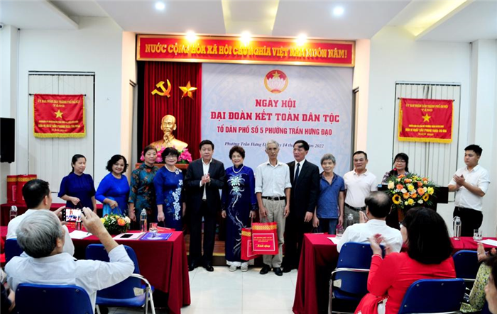 Phó Chủ tịch UBND thành phố Dương Đức Tuấn dự Ngày hội Đại đoàn kết toàn dân tộc tại tổ dân phố số 5, phường Trần Hưng Đạo
