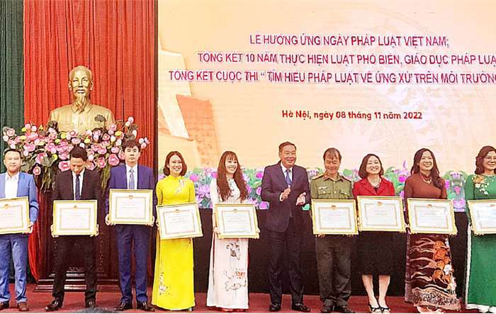 Chủ tịch UBND thành phố khen thưởng nhiều tập thể, cá nhân có thành tích trong phổ biến, giáo dục pháp luật